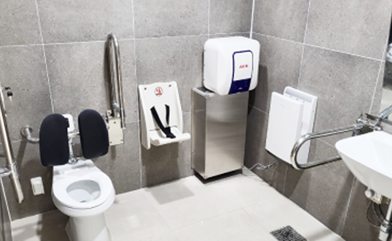 교통약자 전용 화장실. 혼자 사용하고 있을때 어려운 일이 생기면 도움을 요청할 수 있도록 인터폰도 설치되어 있습니다