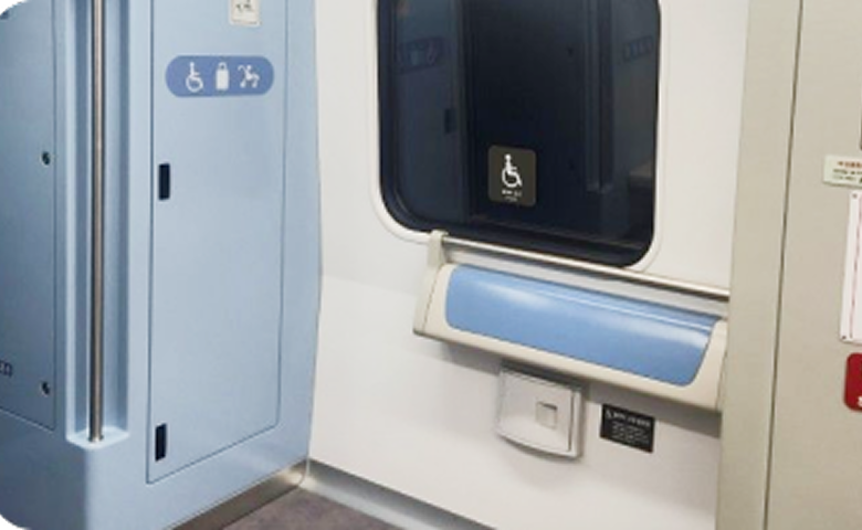 휠체어 전용 공간. 의자 대신 휠체어를 탄 사람이 붙잡을 수 있는 손잡이가 마련되어 있습니다