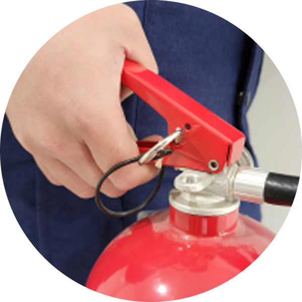 소화기 레버 당기기