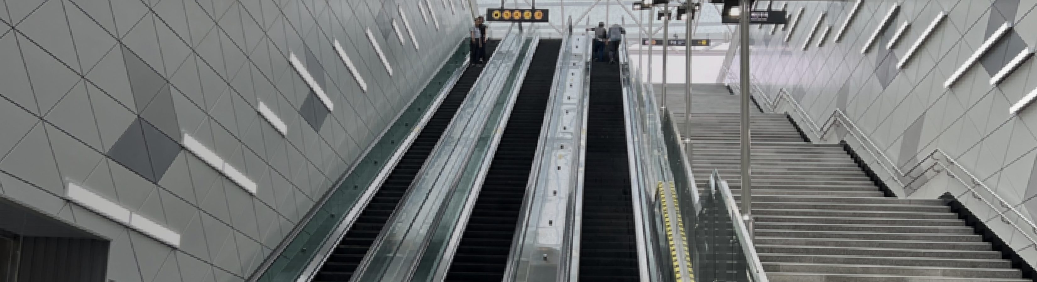 에스컬레이터 사용방법. 걷거나 뛰지 말고, 활색안전선 앞쪽에 서서 양 옆의 핸드레일을 잡고 있어야 합니다.