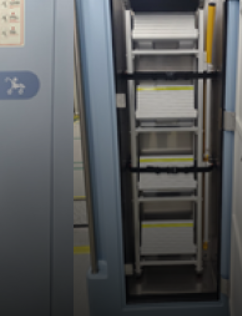 비상사다리 함. 화재 발생 시 신속한 화재진화를 위한 소화기를 운전실마다 설치