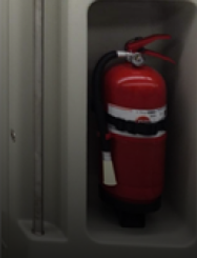 소화기. 객실 화재 발생을 대비하여 객실 1량당 2개의 소화기를 설치