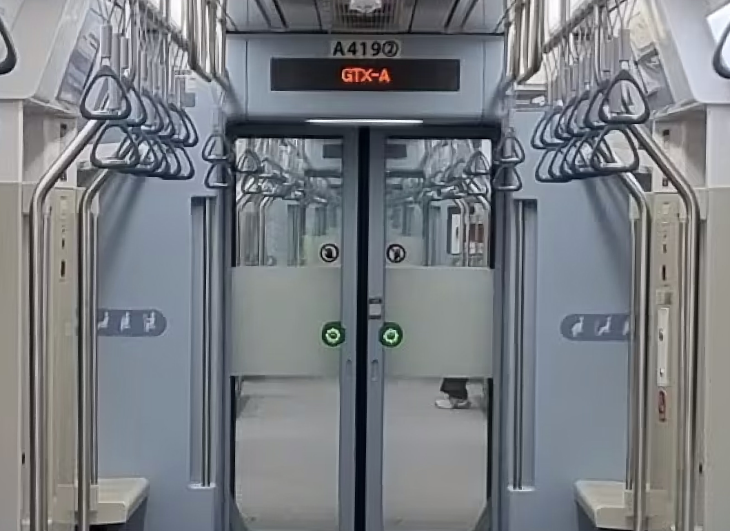 넓고 개방된 객실 간 연결통로